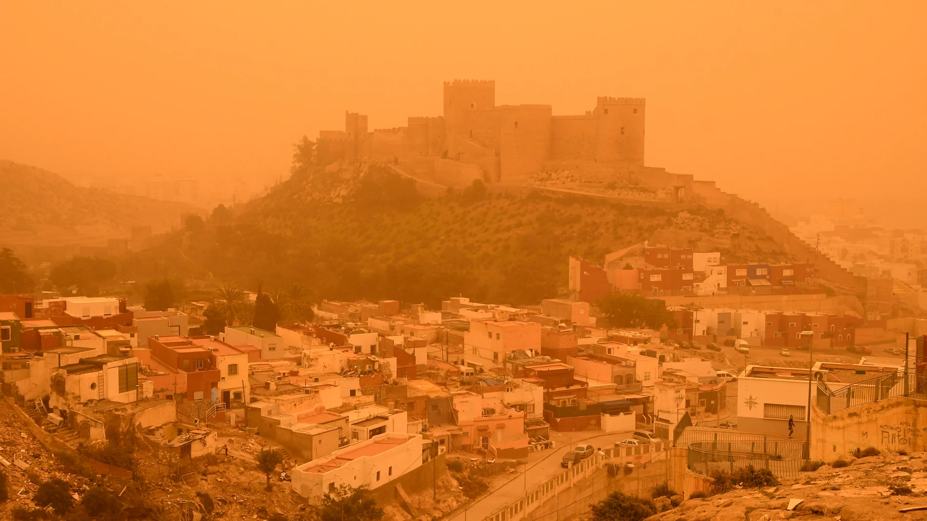 Imagen de la Alcazaba de Almería con el cielo cubierto con la intensa calima debido al polvo procedente del desierto del Sáhara que ha penetrado en la Península y Baleares | Fuente: EFE/Carlos Barba