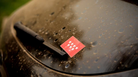 Un coche cubierto por una capa de polvo en Madrid