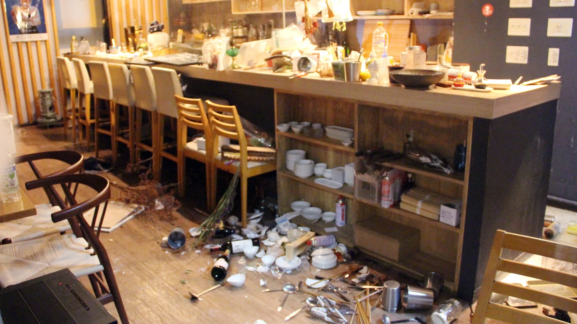 El suelo de un restaurante está cubierto de platos y productos rotos en Fukushima, noreste de Japón, a finales del 16 de marzo de 2022