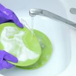 Enjuagar platos en el fregadero está desaconsejado por los fabricantes de los electrodomésticos y de los detergentes | Europa Press