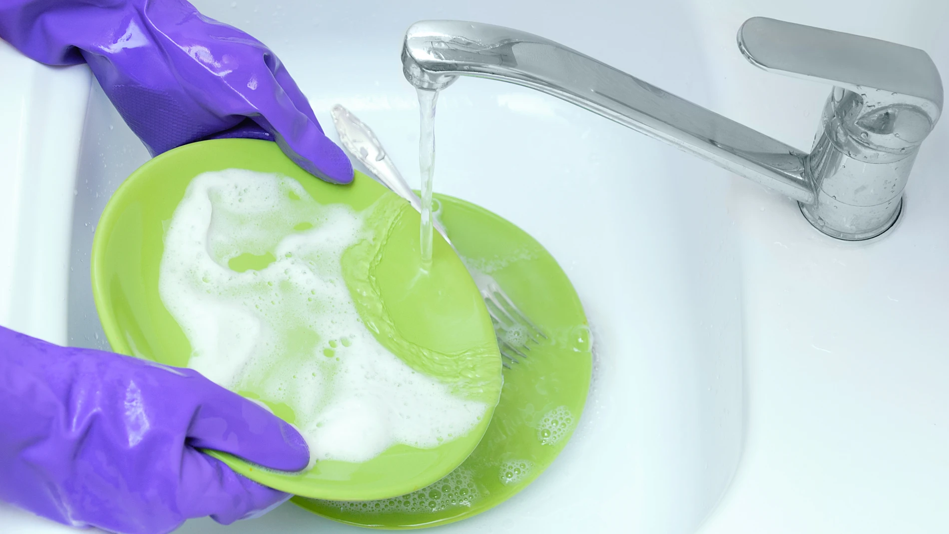 Enjuagar platos en el fregadero está desaconsejado por los fabricantes de los electrodomésticos y de los detergentes | Europa Press