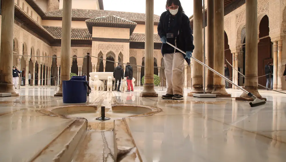 Limpiadoras en el Patio de Los Leones de la Alhambra de Granada | Fuente: EFE/ Pepe Torres.