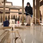 Limpiadoras en el Patio de Los Leones de la Alhambra de Granada | Fuente: EFE/ Pepe Torres.