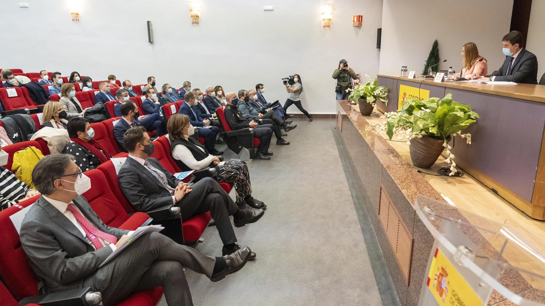 La delegada del Gobierno en Castilla y León, Virginia Barcones, y el consejero de la Presidencia en funciones, Ángel Ibáñez. se reúnen con los representantes de las entidades locales, diputaciones y FRMP