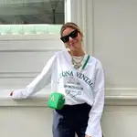 Sara Baceiredo con bolso verde de su marca.