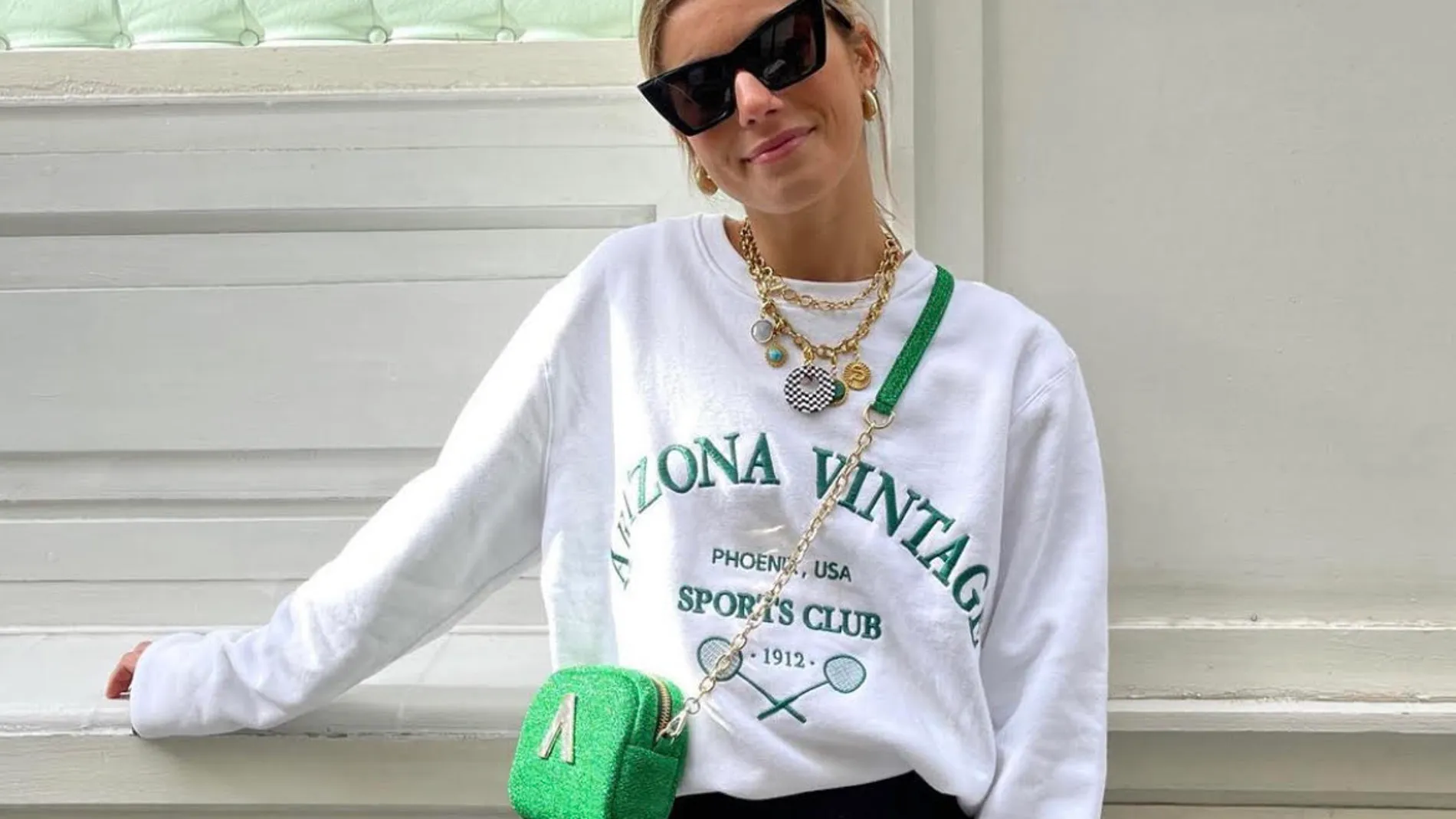 Sara Baceiredo con bolso verde de su marca.