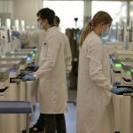 Investigadores analizan material genético de la Covod-19 en el Instituto Wellcome Sanger (Cambridgeshire, Reino Unido)