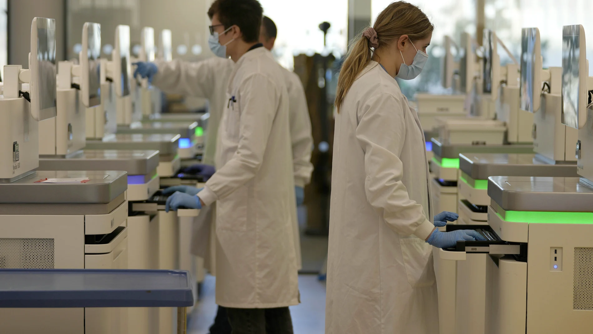 Investigadores analizan material genético de la Covod-19 en el Instituto Wellcome Sanger (Cambridgeshire, Reino Unido)