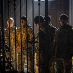 Los cadetes militares asisten a un funeral de cuatro de los militares ucranianos que murieron durante un ataque aéreo en una base militar en Yavoriv, ​​en una iglesia en Leópolis