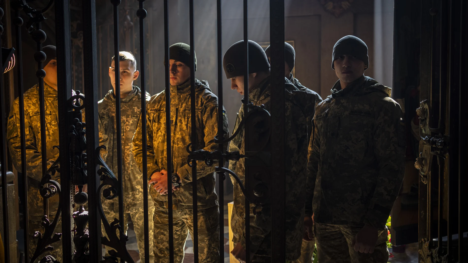 Los cadetes militares asisten a un funeral de cuatro de los militares ucranianos que murieron durante un ataque aéreo en una base militar en Yavoriv, en una iglesia en Leópolis