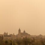 Vistas de la ciudad de Salamanca bajo la calima