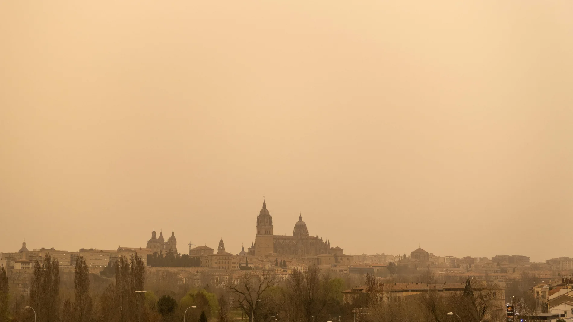 Vistas de la ciudad de Salamanca bajo la calima