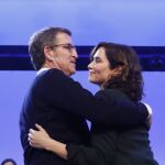 El candidato Alberto Núñez Feijóo abraza a Isabel Díaz Ayuso