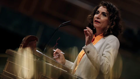 La ministra de Hacienda, María Jesús Montero, interviene durante el pleno celebrado este miércoles en el Congreso de los Diputados