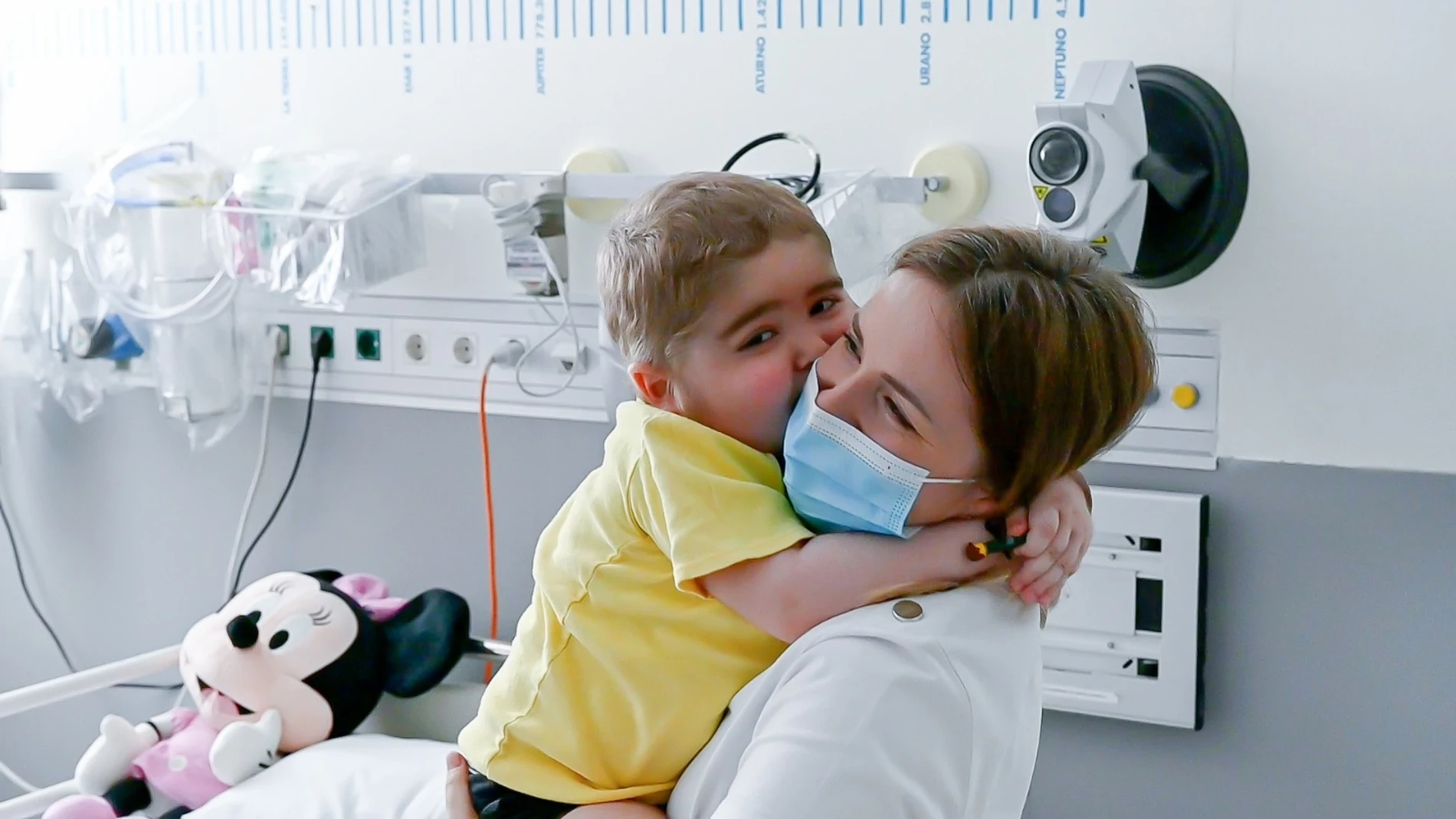Diomid con su madre Katarina en su habitación del Hospital Gregorio Marañón de Madrid