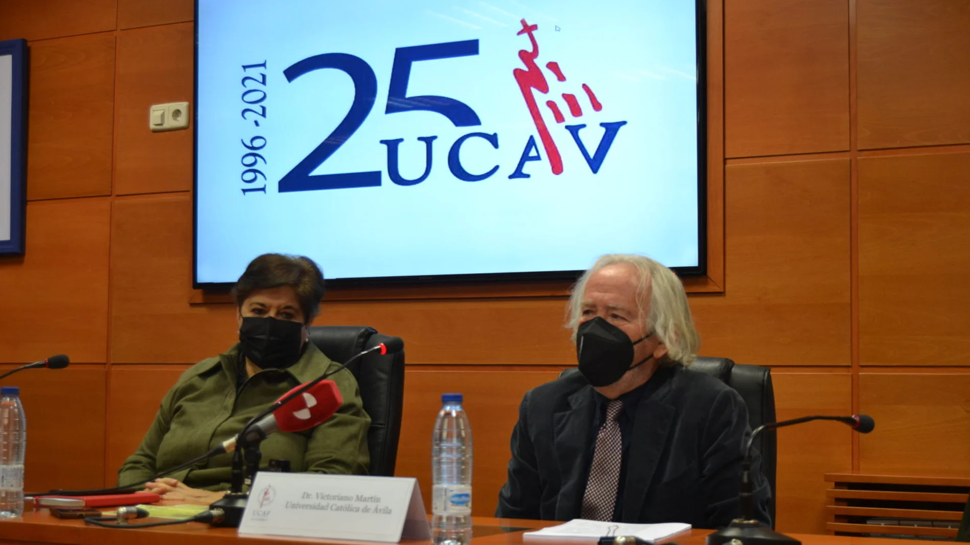 María del Rosario Sáez Yuguero junto a Victoriano Martín, durante las jornadas