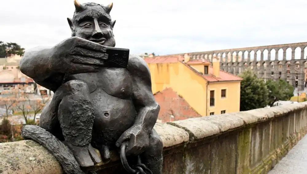 Estatua del diablo Segodeus en Segovia