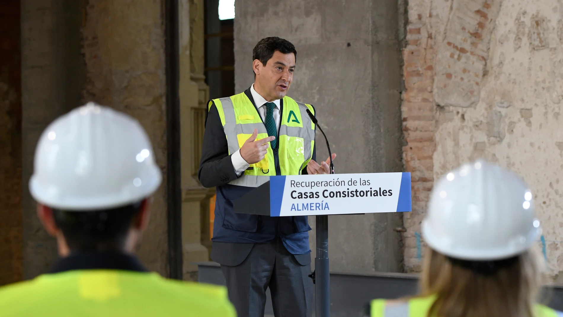 El presidente de la Junta de Andalucía, Juanma Moreno durante su visita a la nueva fase de la recuperación de las Casas Consistoriales de Almería