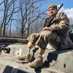 Vasyl afirma que anteriormente, había servido al ejército ucraniano y puede “disparar, conducir bien”