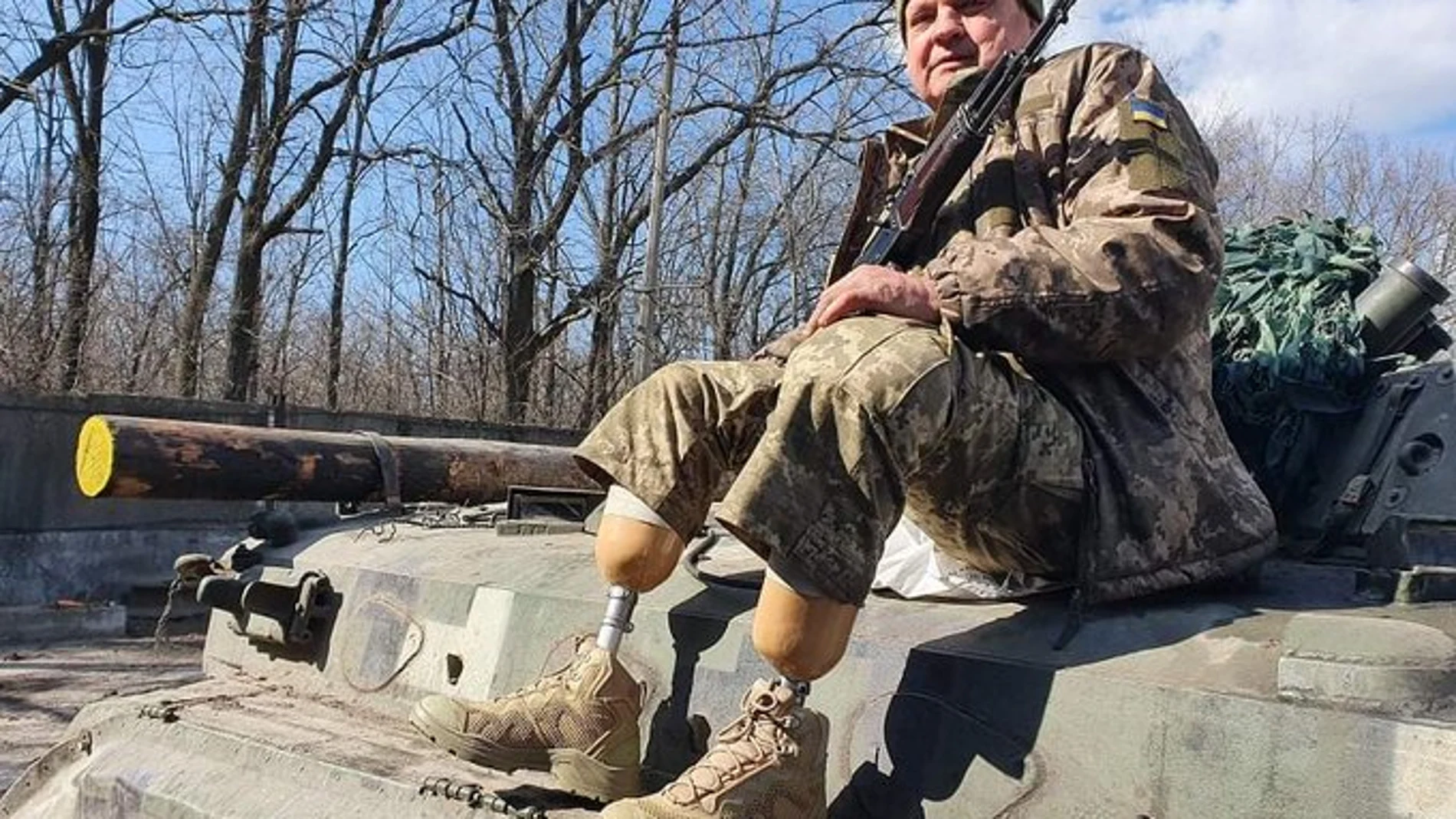 Vasyl afirma que anteriormente, había servido al ejército ucraniano y puede “disparar, conducir bien”