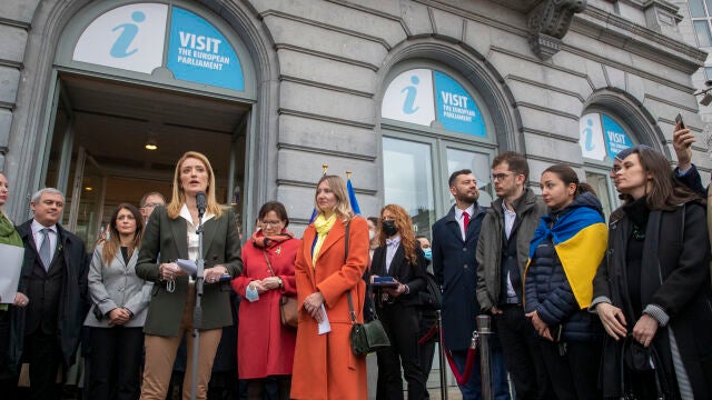 La presidenta de la Eurocámara, Roberta Metsola, entregó las llaves este jueves a la fundadora de Promote Ukraine, Marta Barandyi, y a la coordinadora de la sociedad civil ucraniana Nataliia Melnyk