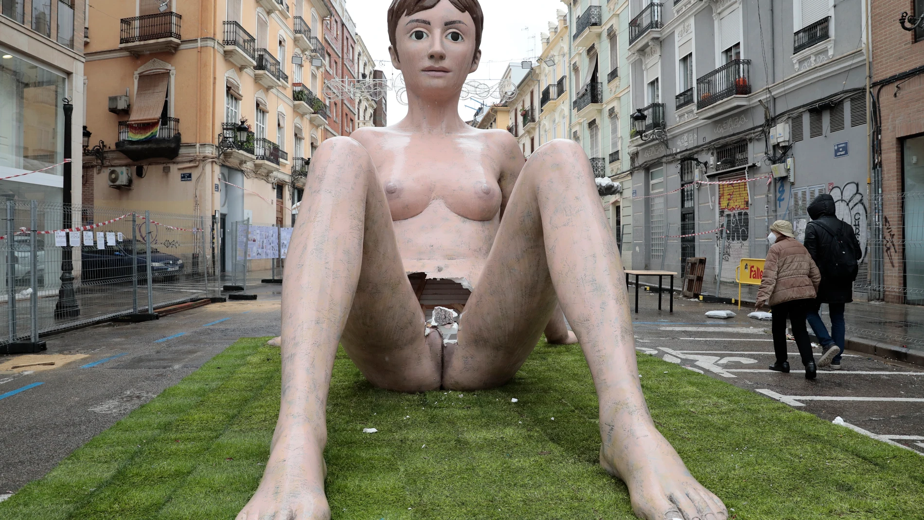 Una falla de Valencia de una mujer desnuda sentada en el suelo ha aparecido mutilada en la zona genital sin que se sepa,. de momento, el autor o los autores de la vandalización.