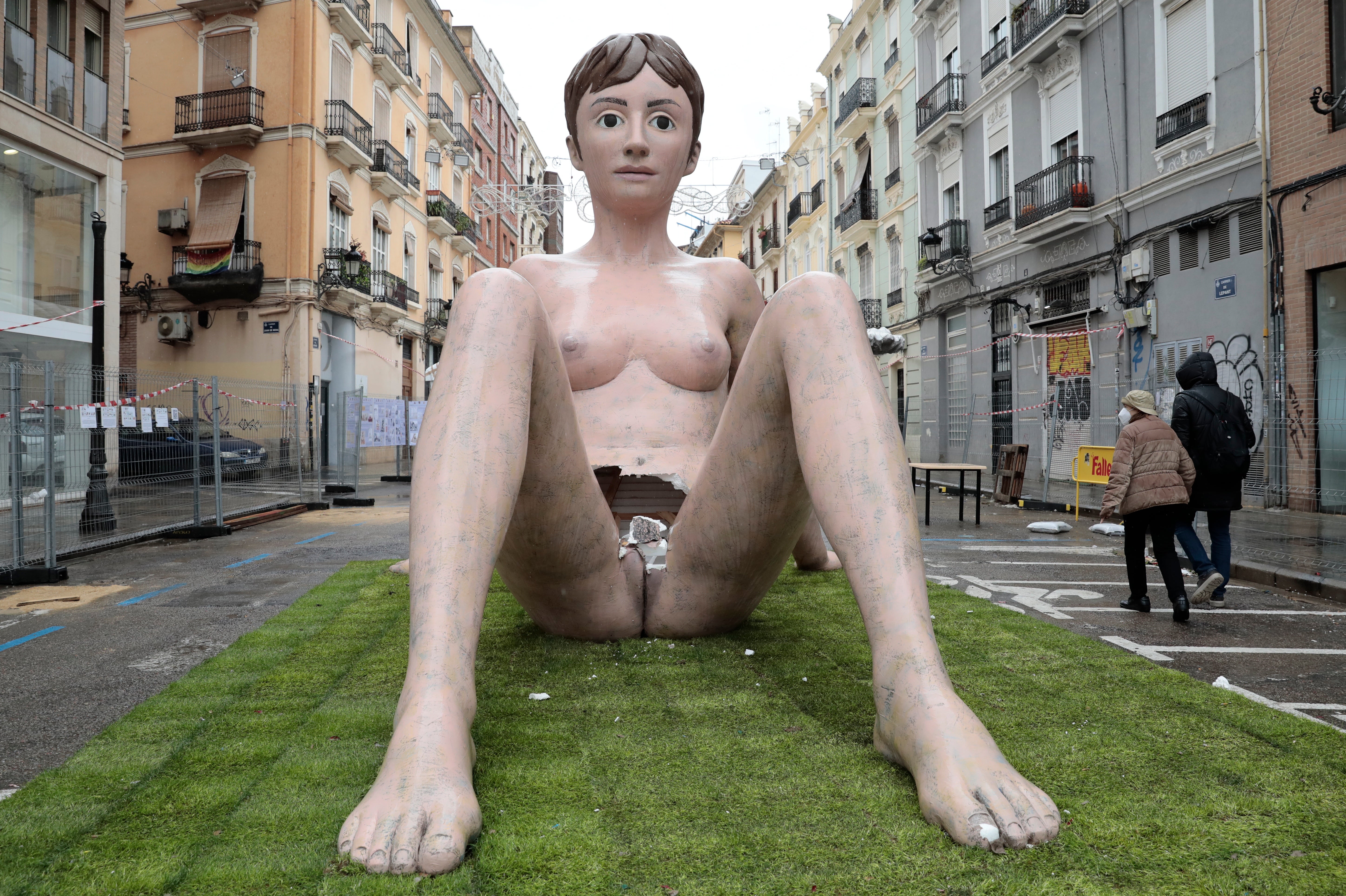 Destrozan la zona genital de una falla de Valencia con forma de mujer desnuda imagen Foto