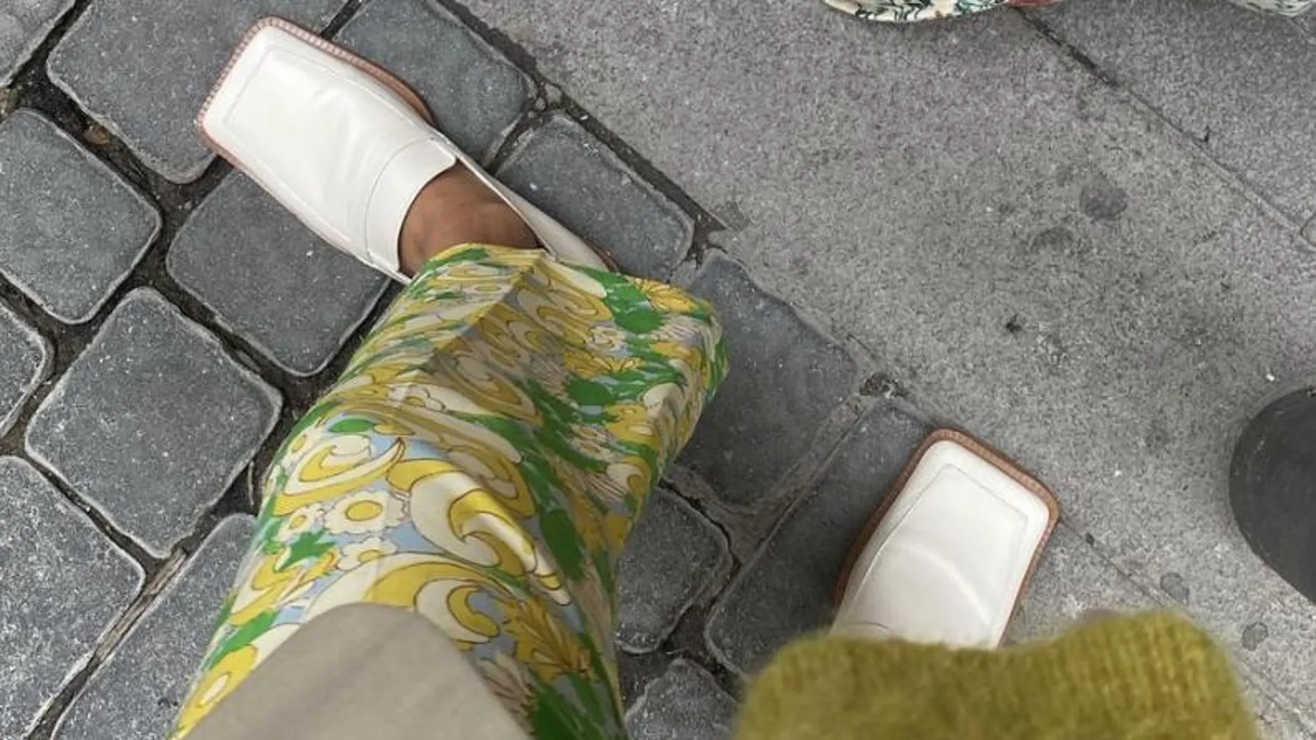 El zapato de Mango que llevar primavera pantalones estampados o minifalda vaquera