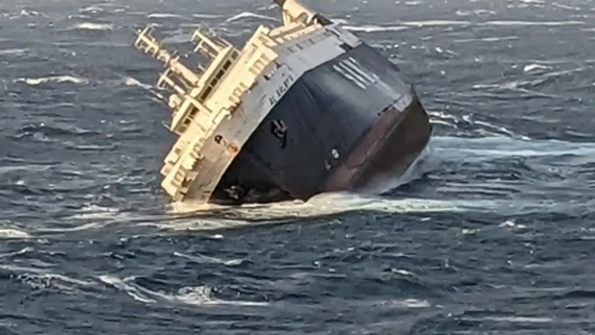 El buque de carga Al Salmy 6 naufragó a 30 millas de la costa de Irán