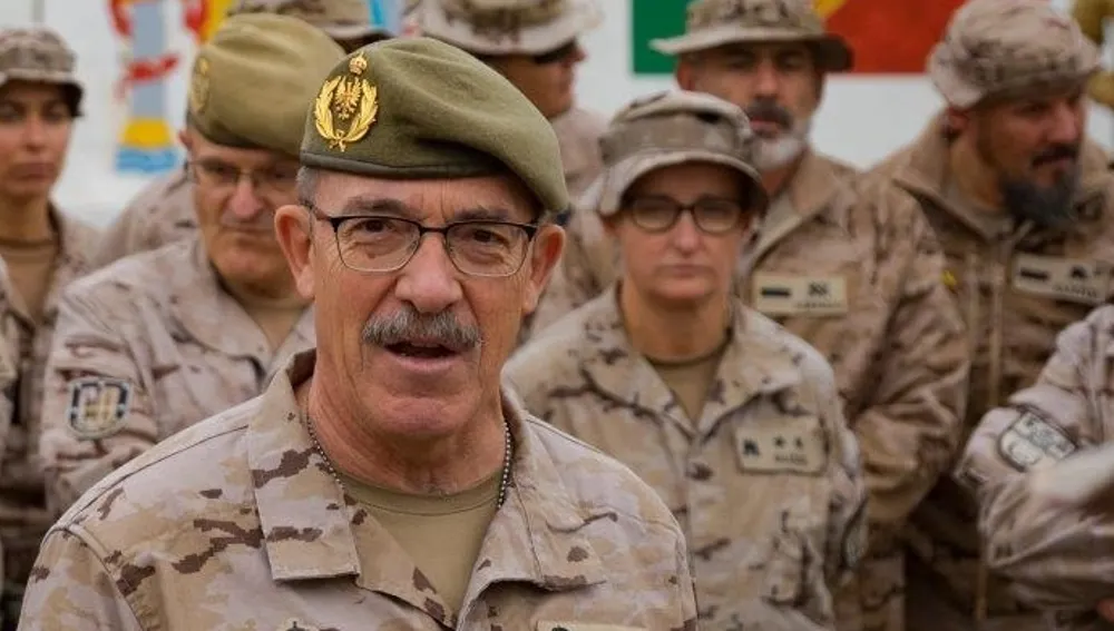 El general Alejandre durante una visita a las tropas en Irak cuando era JEMAD