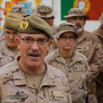 El general Alejandre durante una visita a las tropas en Irak cuando era JEMAD