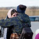 Dos mujeres se abrazan en la frontera entre Moldavia y Ucrania, cerca de Palanca
