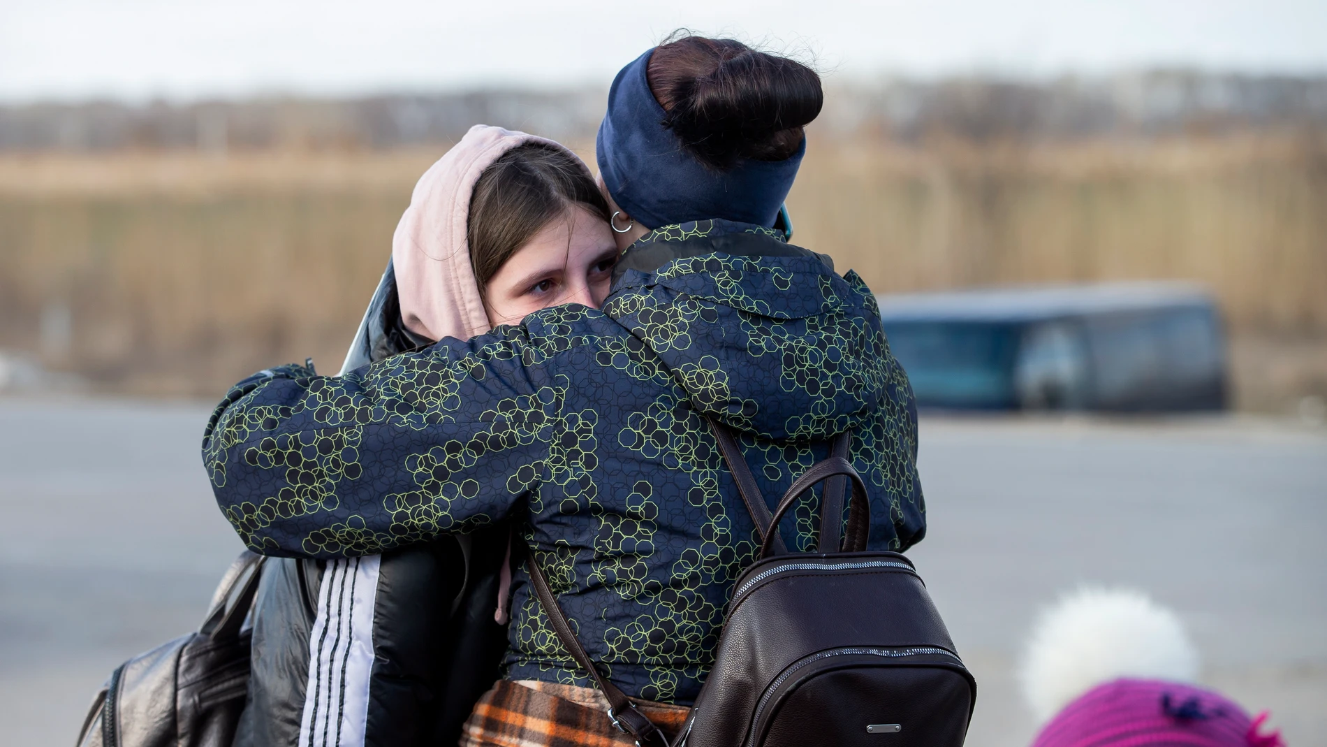 Dos mujeres se abrazan en la frontera entre Moldavia y Ucrania, cerca de Palanca