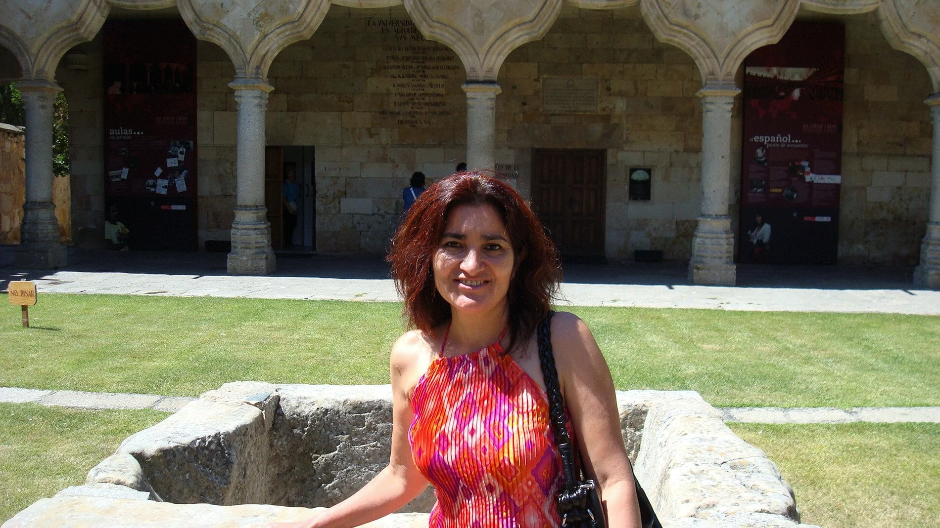La escritora Jacqueline Alencar en el Patio de Escuelas Menores de la Universidad de Salamanca