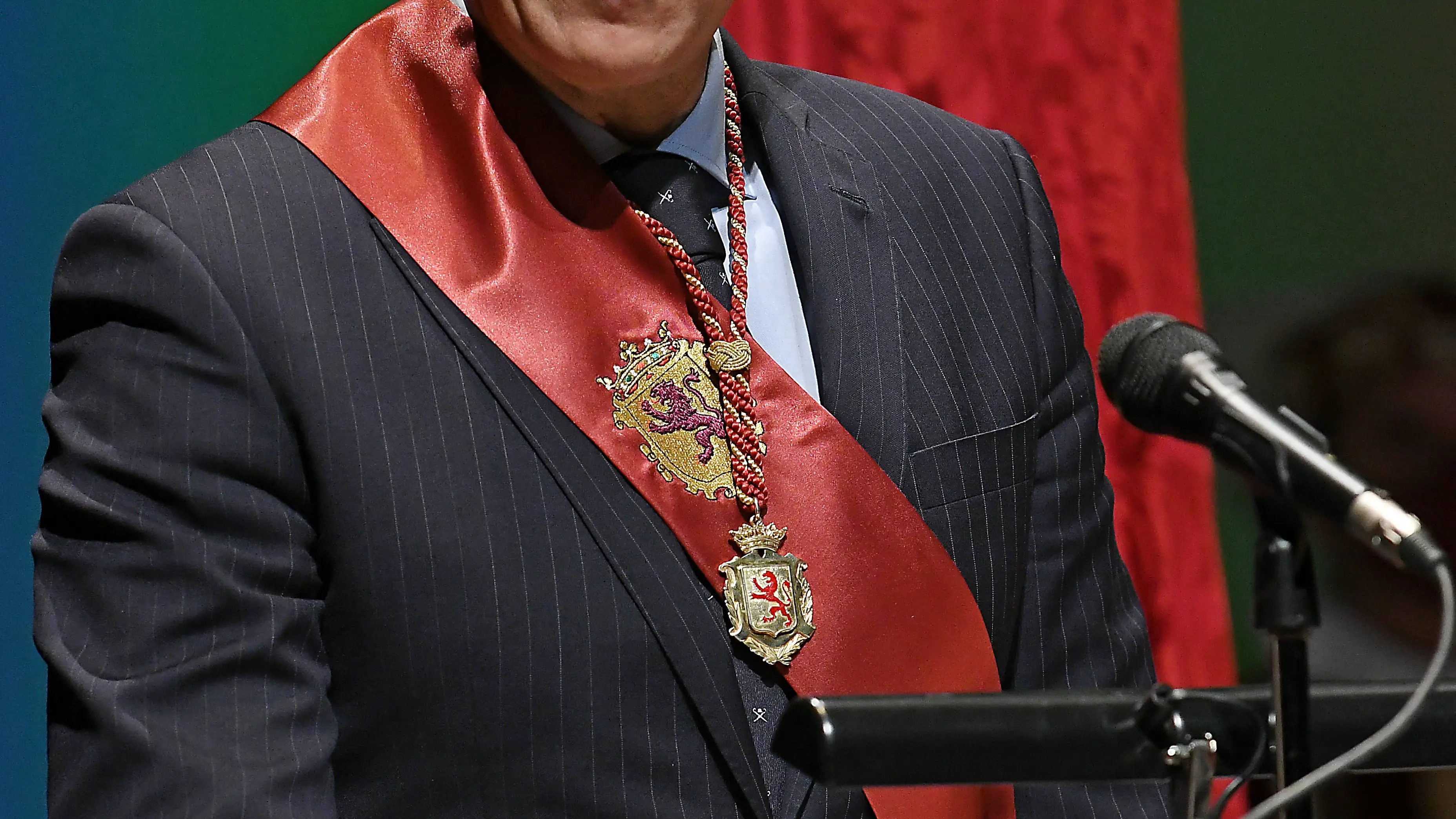 LEÓN, 18/03/2022.- El alcalde de León, José Antonio Diez, durante el acto de entrega de la medalla de oro de la ciudad a la sanidad en reconocimiento a &quot;la lucha sin cuartel&quot; y el &quot;trabajo fundamental&quot; contra la pandemia&quot; que han llevado a cabo sus profesionales durante los últimos dos años, este viernes en León. EFE/J.Casares