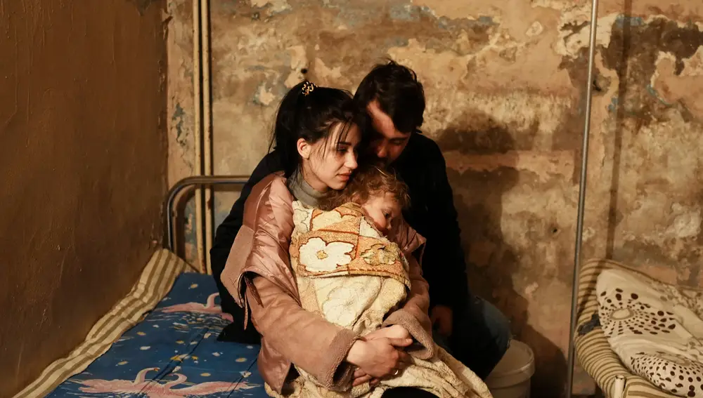 Una pareja con su hijo en los búnkeres subterráneos del hospital infantil de Odesa | Fuente: EFE/Borja Sánchez Trillo