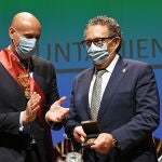 LEÓN, 18/03/2022.- El alcalde de León, José Antonio Diez, durante el acto de entrega de la medalla de oro de la ciudad a la sanidad en reconocimiento a "la lucha sin cuartel" y el "trabajo fundamental" contra la pandemia" que han llevado a cabo sus profesionales durante los últimos dos años, este viernes en León. En la imagen, el gerente del Salud en León, Juan Luis Burón (d), recoge el galardón. EFE/J.Casares