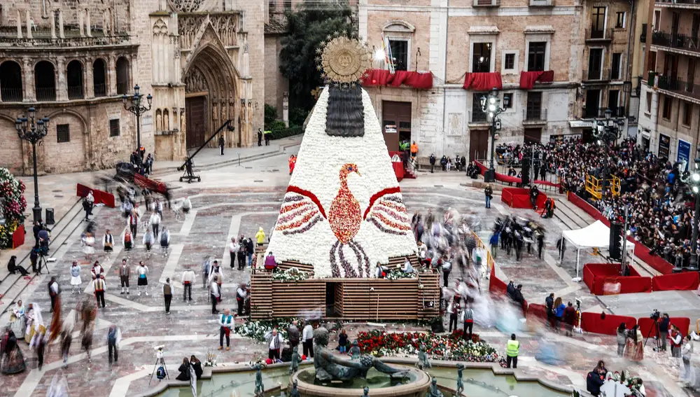 Vista general del ave fénix que forma el manto de flores de la Virgen de los Desamparados, a 18 de marzo de 2022, en Valencia,