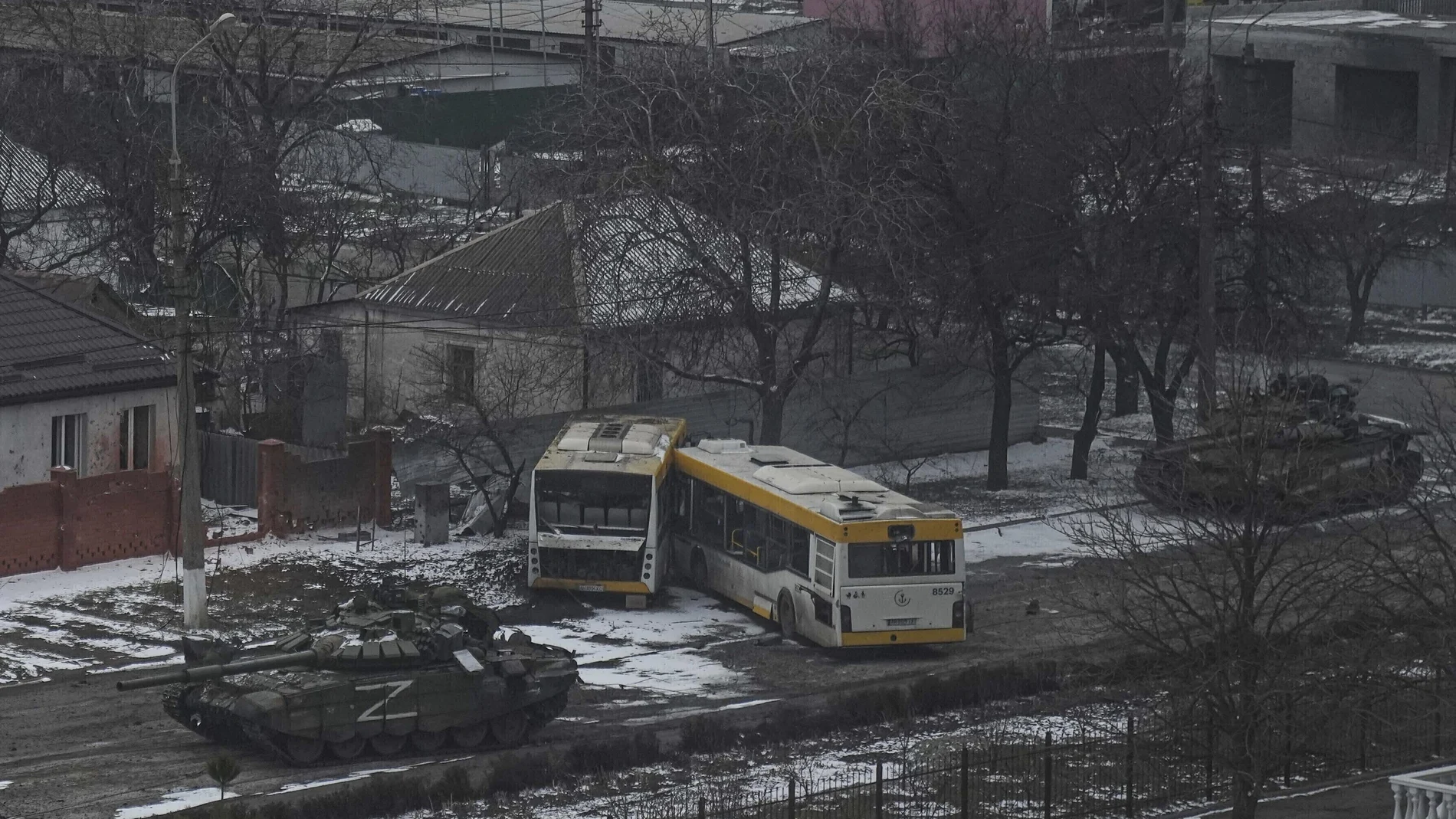 Tanques del ejército ruso avanzan por una calle en las afueras de Mariupol (AP Photo/Evgeniy Maloletka, File)