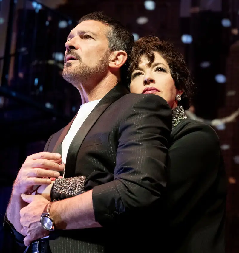 Marta Ribera abraza a Antonio Banderas durante un momento del musical