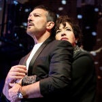 Marta Ribera abraza a Antonio Banderas durante un momento del musical
