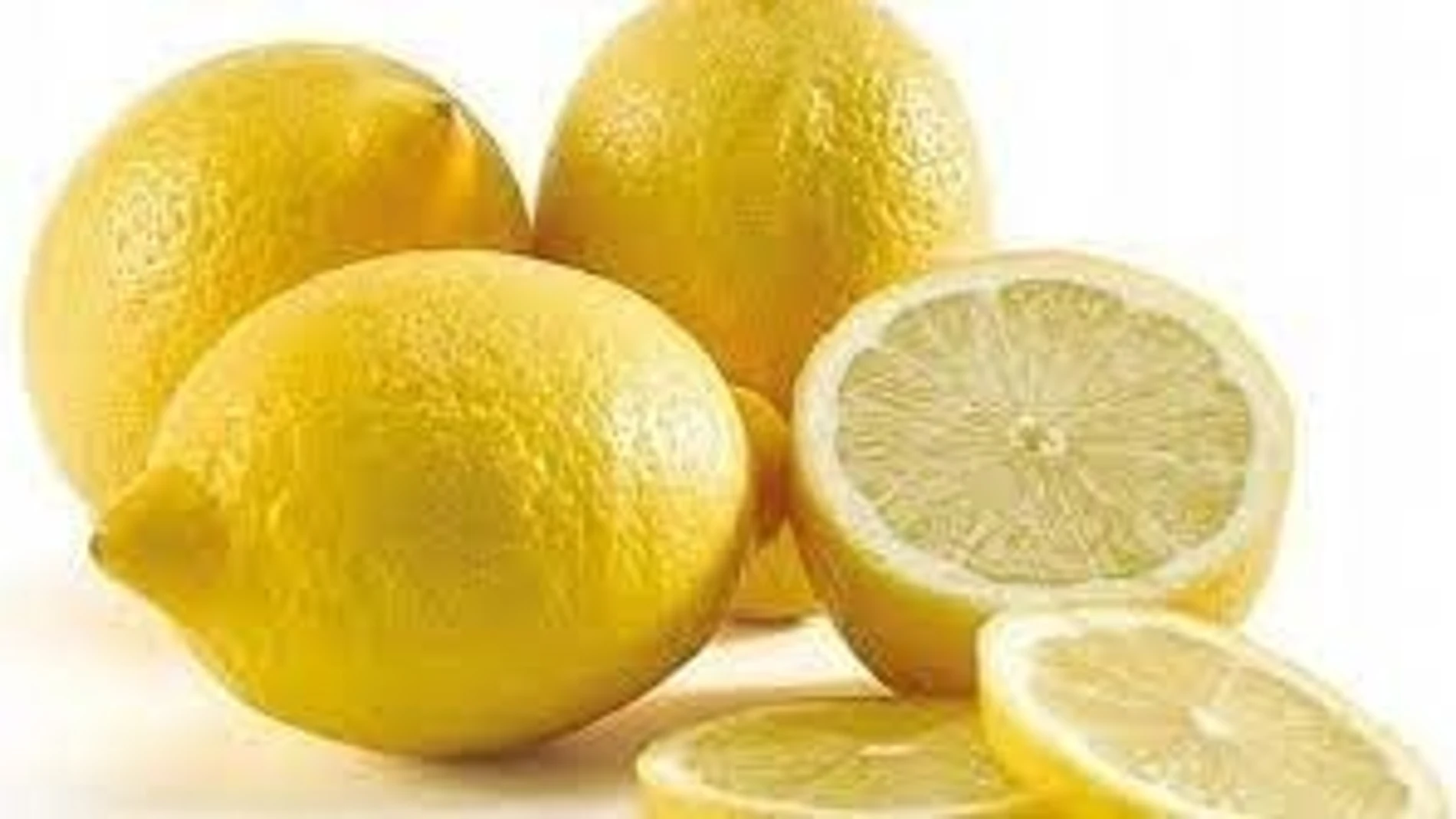 Si quieres que no quede ni un resto de zumo sin exprimir, lo que puedes hacer es rodar el limón sobre la encimera haciendo un poquito de fuerza | Fuente: Europa Press