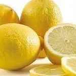 Si quieres que no quede ni un resto de zumo sin exprimir, lo que puedes hacer es rodar el limón sobre la encimera haciendo un poquito de fuerza | Fuente: Europa Press