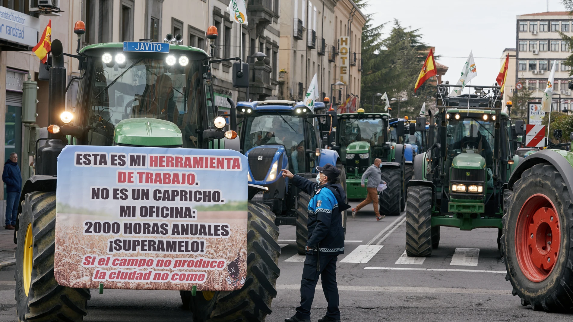Concentración de agricultores y ganaderos abulenses convocada por las organizaciones agrarias ASAJA y la Alianza UPA-COAG para protestar ante la Subdelegación del Gobierno en Ávila por la situación que atraviesa el campo