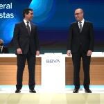El presidente de BBVA, Carlos Torres (i) y el consejero delegado de BBVA, Onur Genç (d), posan en la Junta General de Accionistas de BBVA