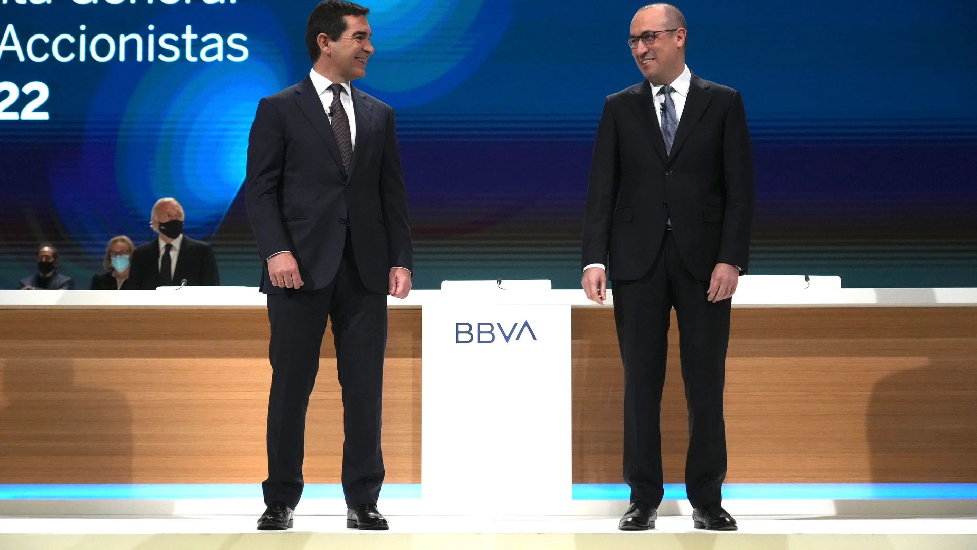El presidente de BBVA, Carlos Torres (i) y el consejero delegado de BBVA, Onur Genç (d), posan en la Junta General de Accionistas de BBVA