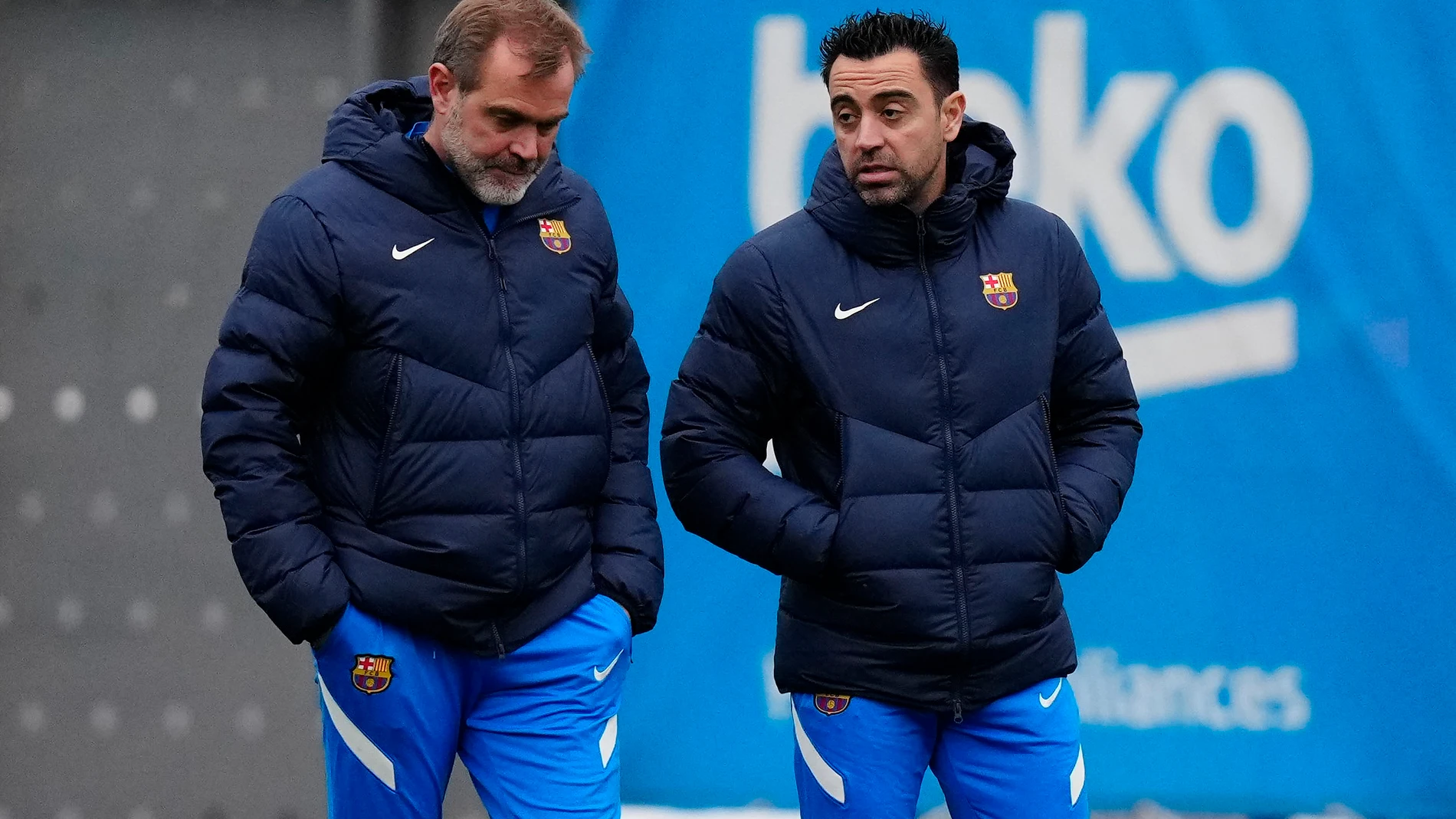 Xavi Hernánndez charla con su hermano y ayudante Óscar Hernández en el último entrenamiento antes del Clásico