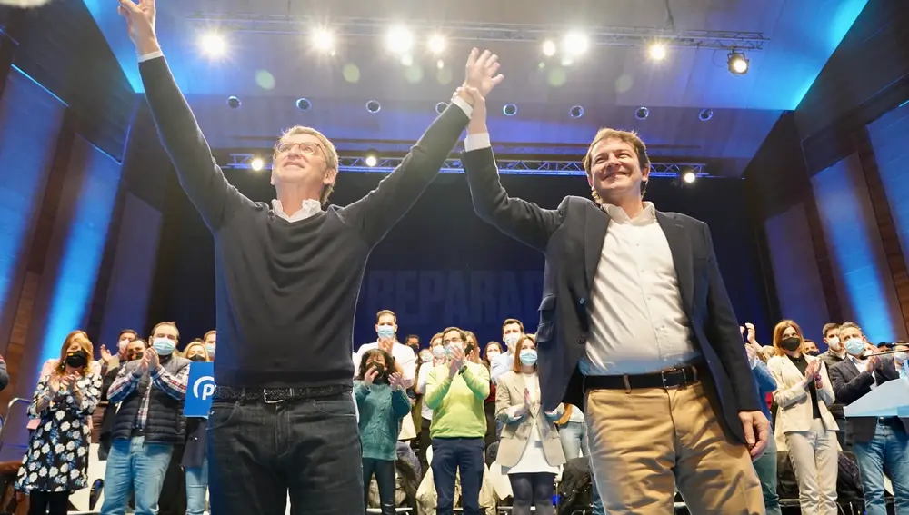 El candidato a la Presidencia del Partido Popular, Alberto Núñez Feijóo, y el presidente del PP de Castilla y León, Alfonso Fernández Mañueco, participan en un acto de campaña de cara al Congreso Nacional extraordinario de la formación popular