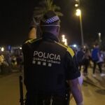 Un policía en el lugar de los hechos, en la Barceloneta