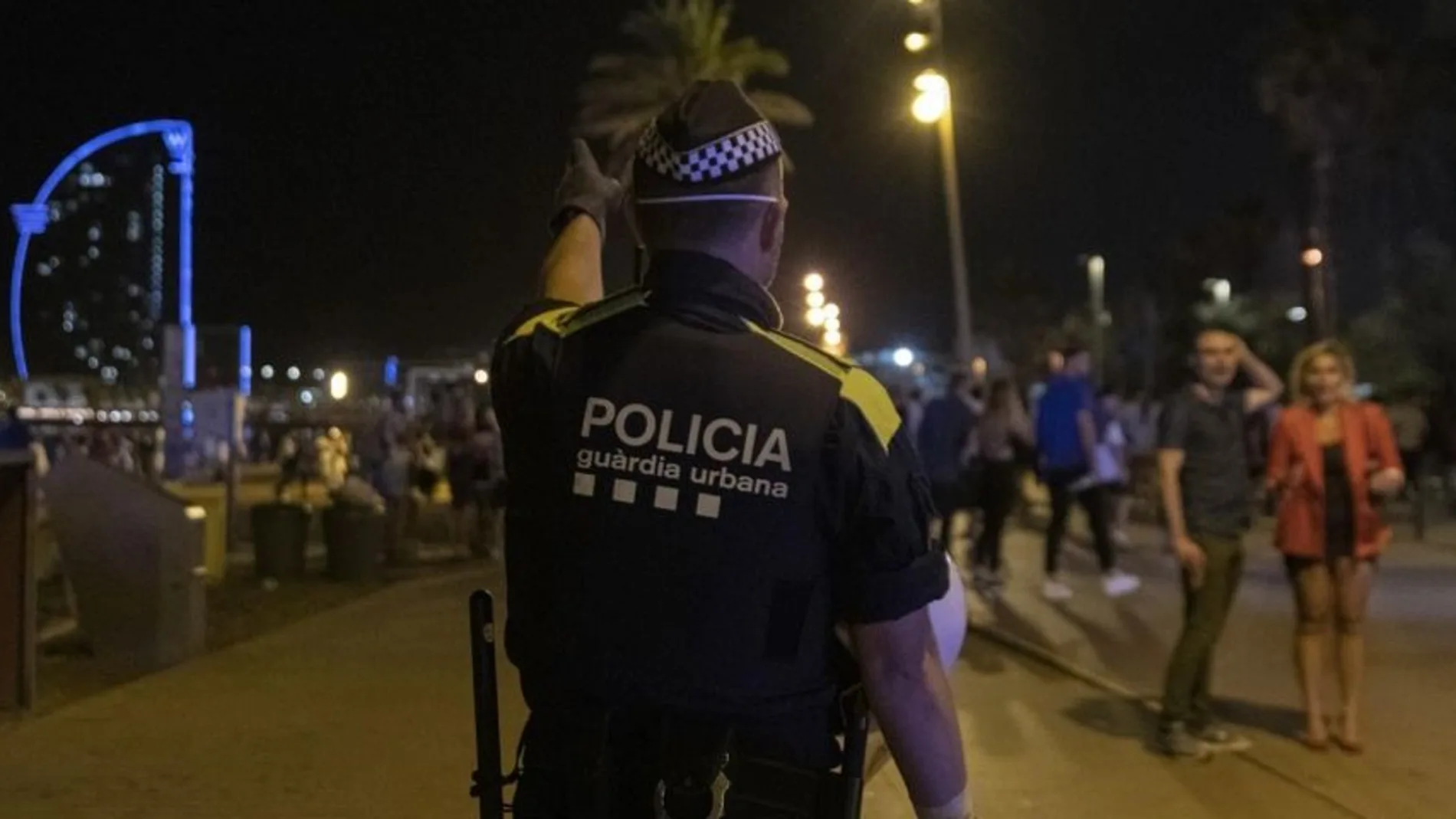 Un policía en el lugar de los hechos, en la Barceloneta